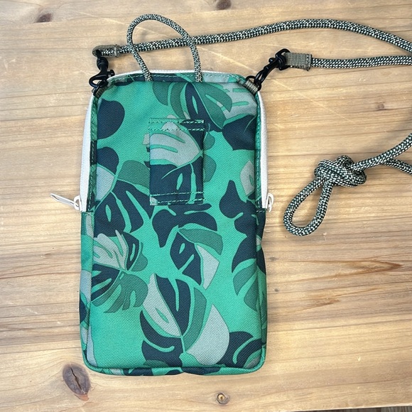 Kavu Essentials Bag, NWOT - Picture 3 of 3